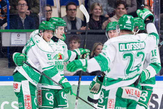 Rögles Calle Själin och Felix Nilsson jublar
