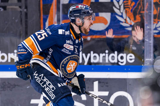 Växjös Lucas Elvenes jublar