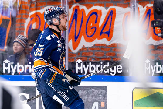 Växjös Lucas Elvenes jublar