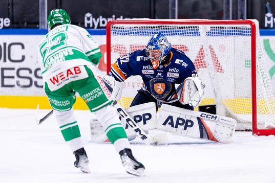 Rögles Felix Nilsson lägger en straff mot Växjös