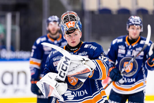 Växjös målvakt Ludvig Persson jublar