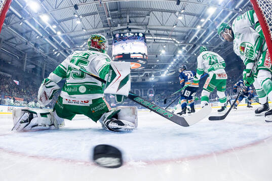 Växjös Felix Robert gör mål 1-0 bakom Rögles målvakt