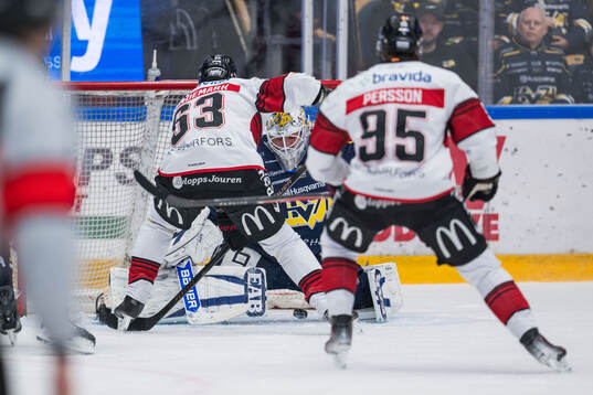 Malmö Redhawks Fredrik Händemark gör 0-1 på HV71s