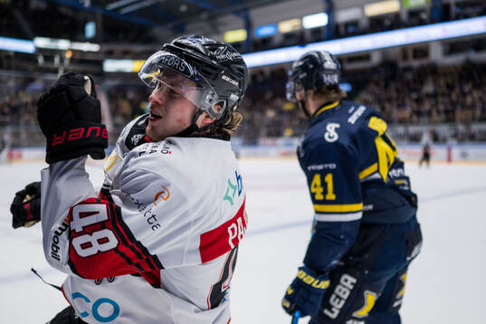 Malmö Redhawks Lauri Pajuniemi och HV71s Riley Woods