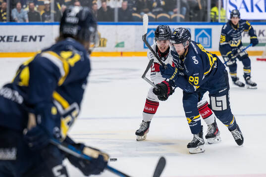 Malmö Redhawks Janne Kuokkanen och HV71s Olle Alsing