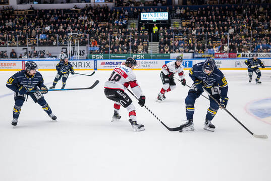 HV71s Riley Woods och Malmö Redhawks Lauri Pajuniemi och