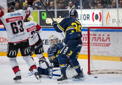 HV71s målvakt Felix Sandström deppar