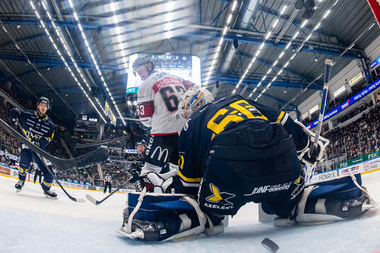 Malmö Redhawks Fredrik Händemark ser Lauri Pajuniemi (ej