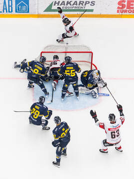 Malmö Redhawks Carl Persson gör 0-2 bakom HV71s målvakt