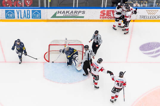 HV71s målvakt Felix Sandström deppar medan Malmö