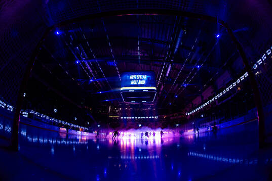 HV71s spelare gör entre