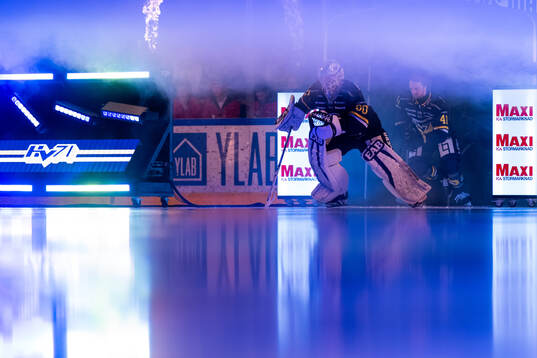 HV71s målvakt Felix Sandström och Riley Woods gör entre