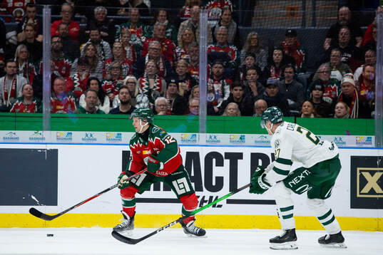 Frölundas Max Friberg och Färjestads Gabriel Carlsson