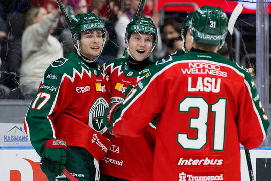 Frölundas Noah Hasa jublar med Isac Born