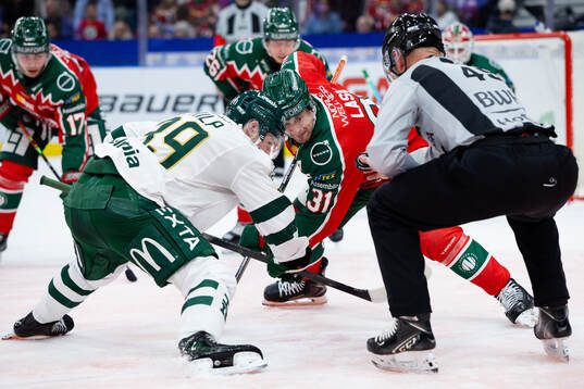 Färjestads Luke Philp tekar mot Frölundas Nicklas Lasu