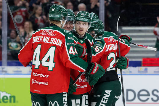 Frölundas Linus Högberg jublar med lagkamrater