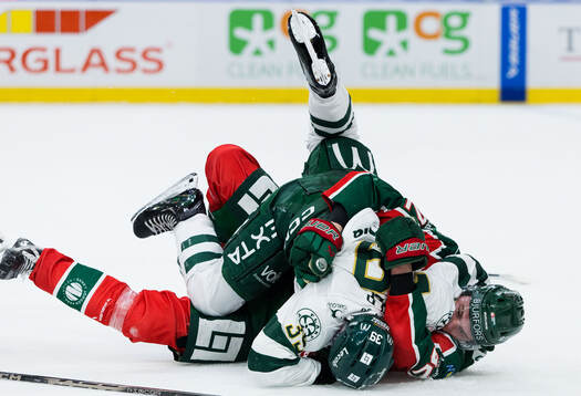Färjestads Luke Philp och Frölundas Filip Cederqvist