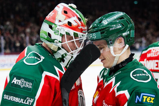 Frölundas målvakt Lars Johansson och Dominik Egli jublar