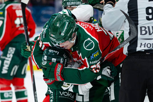 Färjestads Joel Kellman i fight med Frölundas Linus