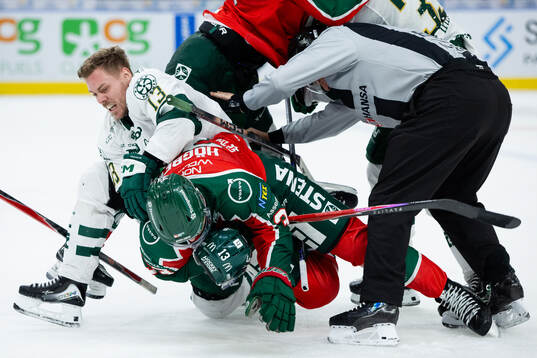 Färjestads Joel Kellman i fight med Frölundas Linus