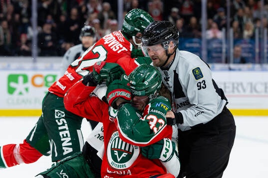 Frölundas Filip Cederqvist fightas med Färjestads Luke