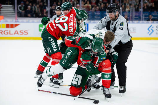 Frölundas Filip Cederqvist fightas med Färjestads Luke