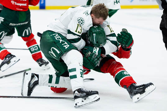 Färjestads Joel Kellman fightas med Frölundas Linus