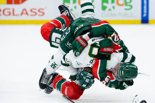 Frölundas Filip Cederqvist fightas med Färjestads Luke