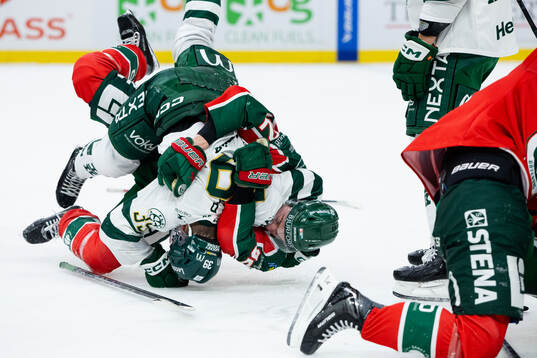 Frölundas Filip Cederqvist fightas med Färjestads Luke