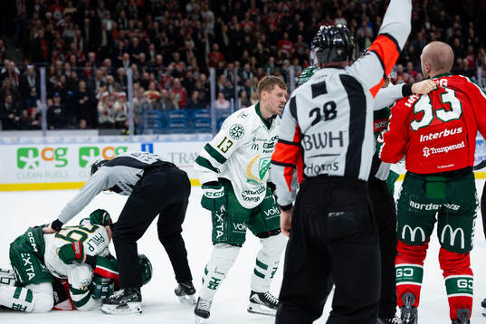 Frölundas Filip Cederqvist fightas med Färjestads Luke