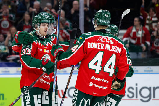Frölundas Linus Högberg jublar ihop med Max Lindholm,