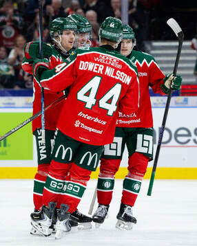 Frölundas Linus Högberg jublar ihop med Max Lindholm,