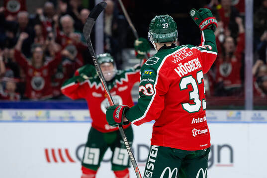Frölundas Linus Högberg jublar ihop med Max Lindholm