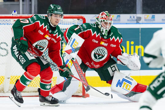 Frölundas Isac Born och målvakt Lars Johansson