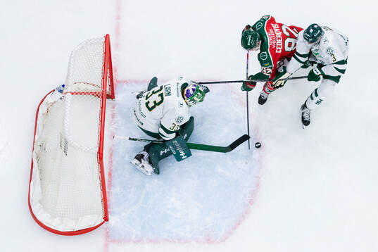 Frölundas Filip Cederqvist mot Färjestads målvakt Emil