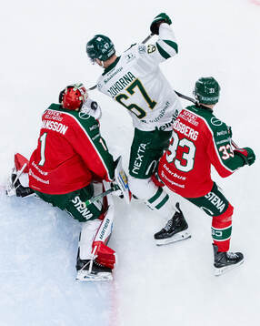 Frölundas målvakt Lars Johansson och Linus Högberg mot