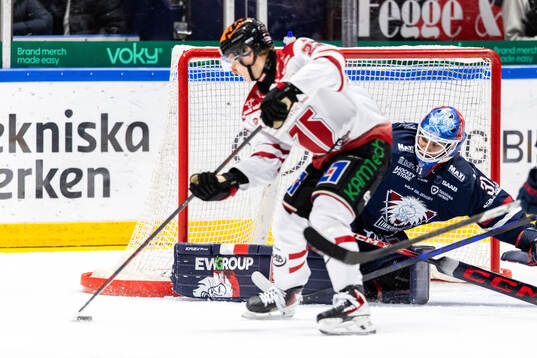 Örebros Egor Polin gör 0-1 bakom Linköpings målvakt