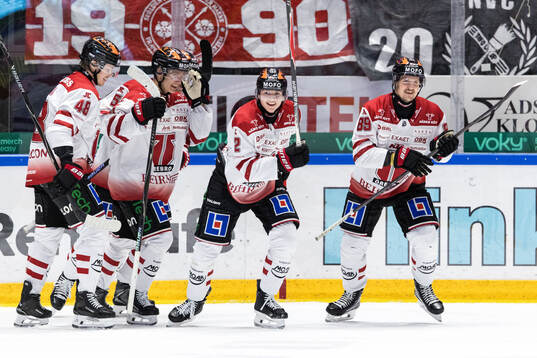 Örebros Noah Steen jublar med lagkamrater