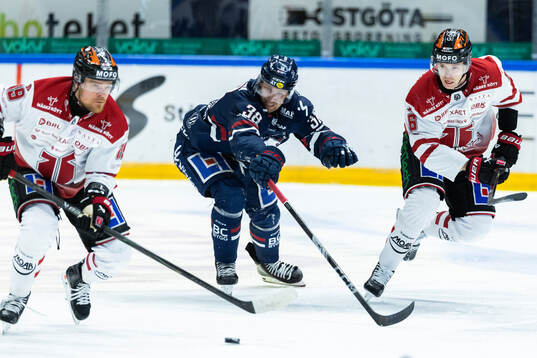 Örebros Sean Malone och Filip Berglund mot Linköpings