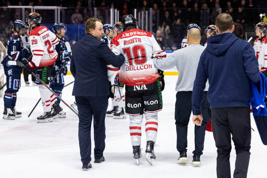 Örebros Sampo Ranta får hjälp av isen