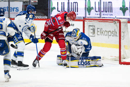Timrås Anton Lundmark och Leksands målvakt Marcus Gidlöf