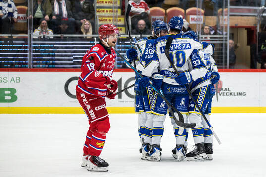 Leksands Kalle Östman jublar med lagkamrater