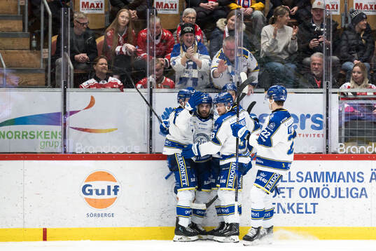 Leksands Oskar Lang jublar med lagkamrater