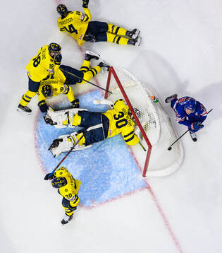 Brodie Ziemer of USA celebrates the 2-5 goal by Will