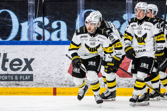 Västerås Konstantin Komarek jublar med lagkamrater