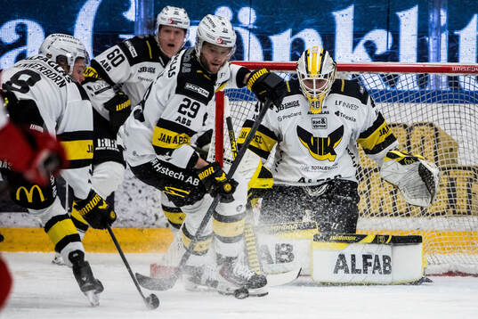 Västerås Kim Rosdahl och målvakt Rasmus Korhonen