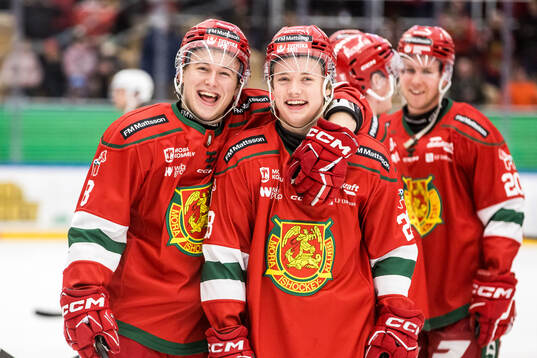 Moras Anton Olsson och Olle Carlsson jublar