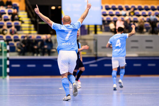MFF Stjärnors Anders Andersson jublar i Stjärncupenmatchen