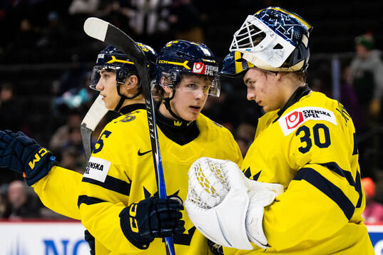 Victor Eklund, Ivar Stenberg and goaltender Love Härenstam