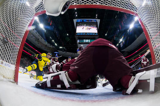 Jack Berglund of Sweden scores the 2-1 goal behind